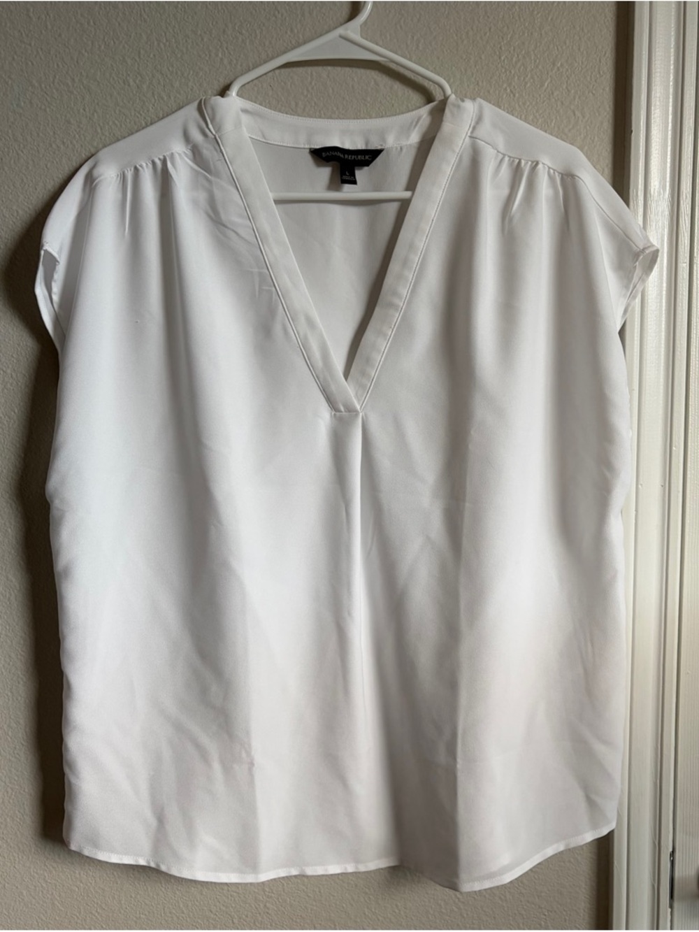 Banana Republic White V-Neck Cap Sleeve Blouse
